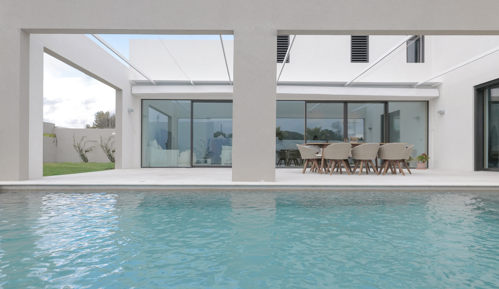 Piscina y terraza cubierta con vistas al comedor exterior, Tres Cantos