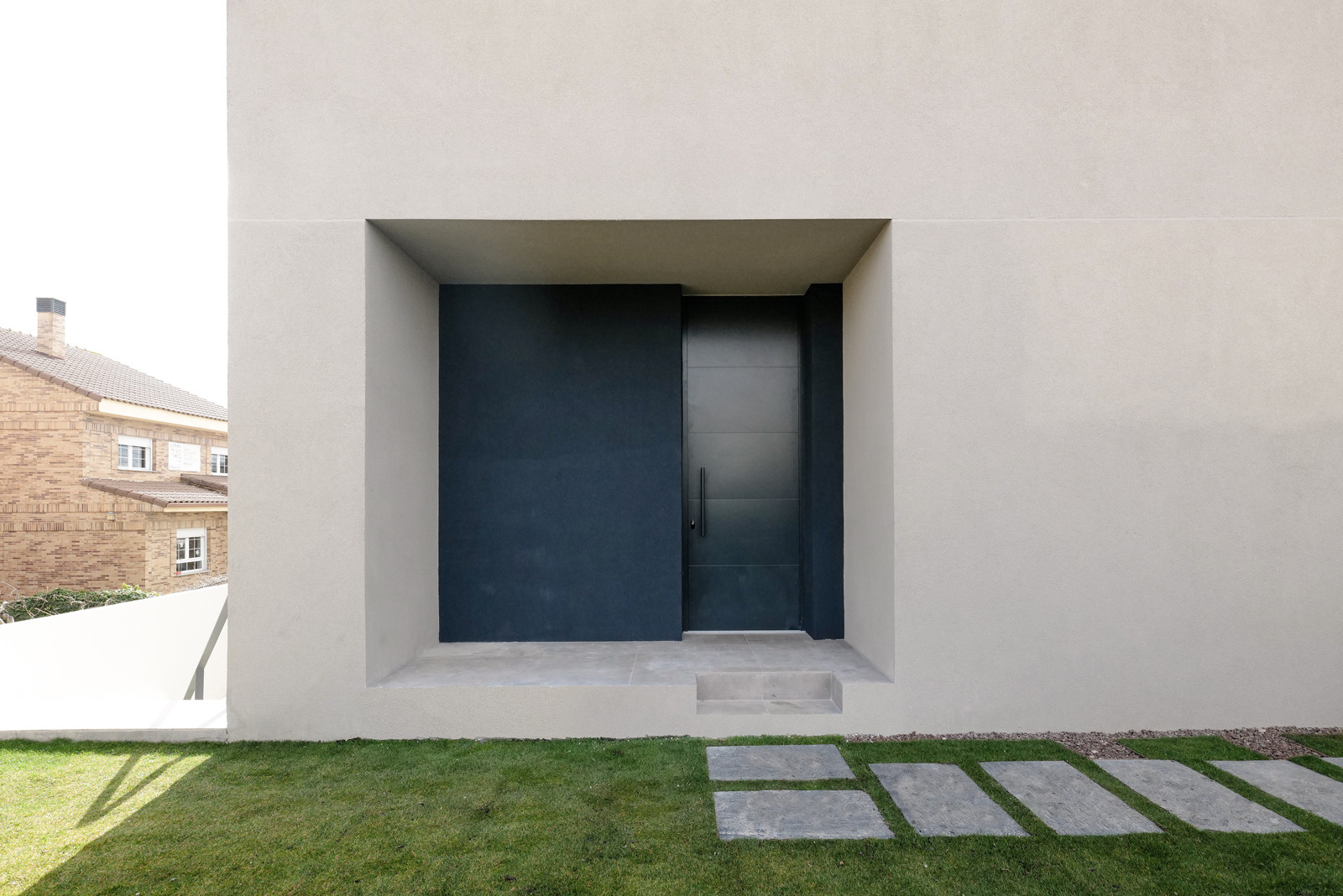 Puerta de entrada azul oscuro con acceso ajardinado, Tres Cantos
