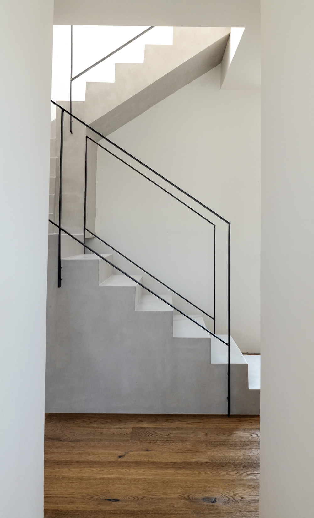 Escalera interior con barandilla metálica, Tres Cantos