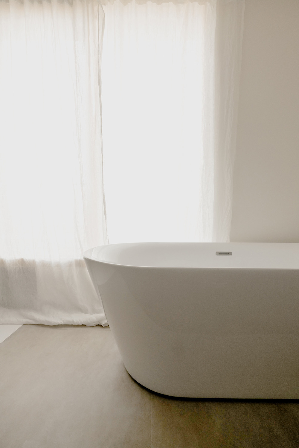 Bañera exenta junto a ventanal con cortinas, Tres Cantos