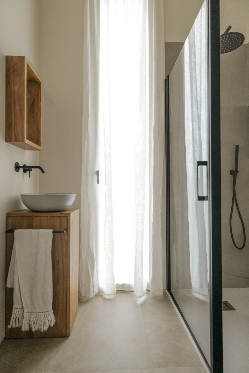 Baño con lavabo de piedra y mampara de ducha, Tres Cantos
