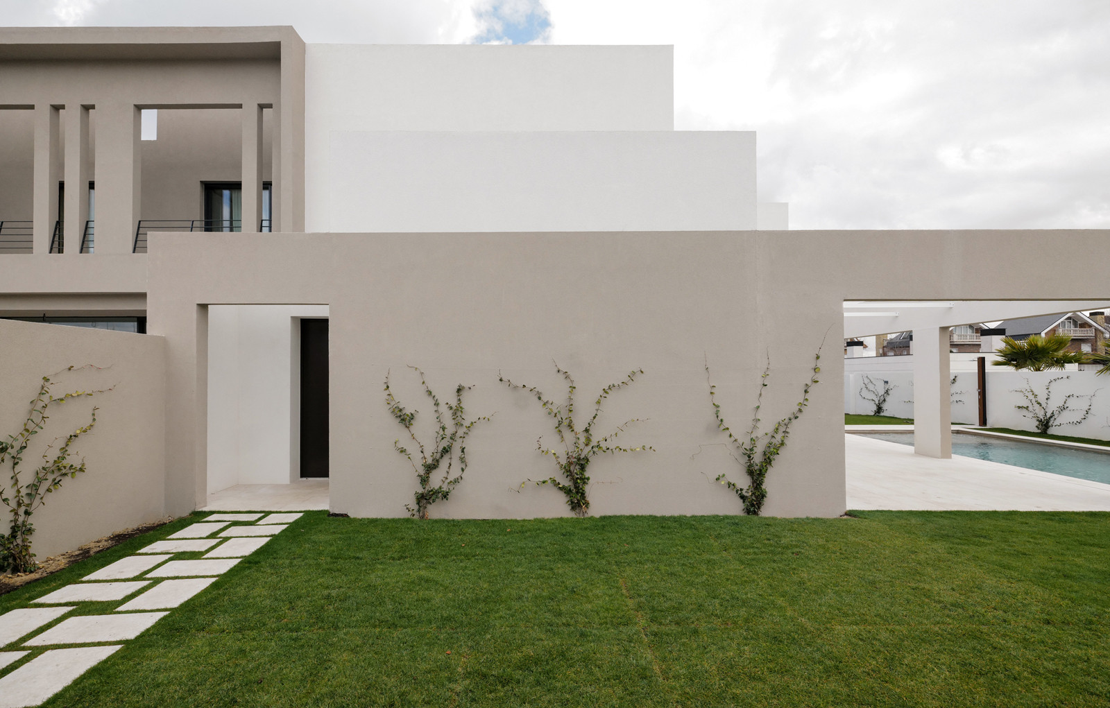 Fachada trasera con jardín y piscina, viviendas pareadas Tres Cantos
