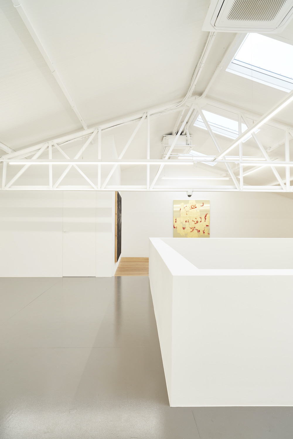 Interior blanco con estructura vista, Gathering Ibiza