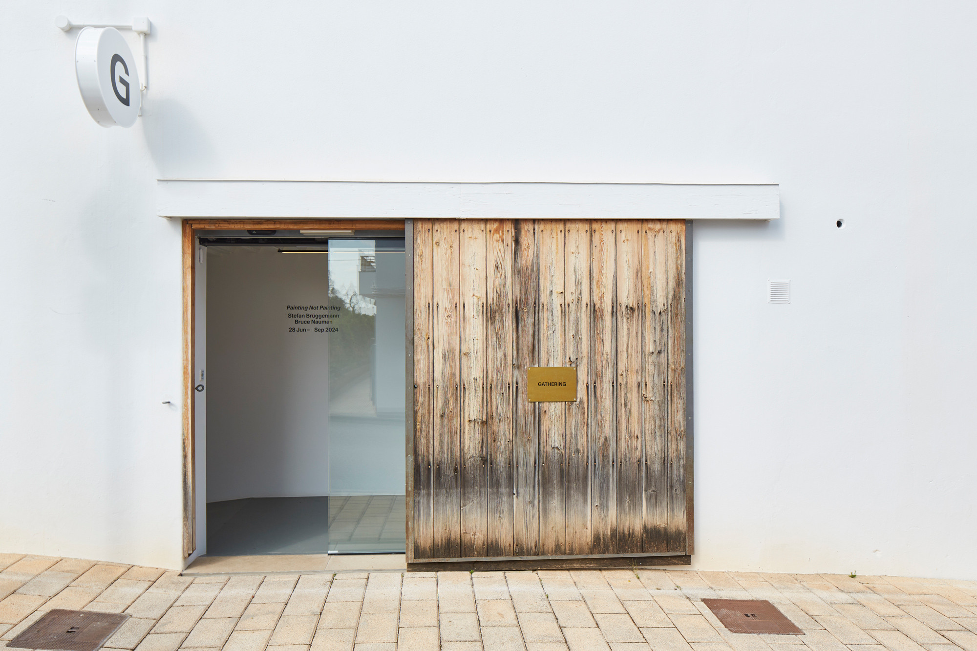 Entrada con puerta corredera de madera, Gathering Ibiza