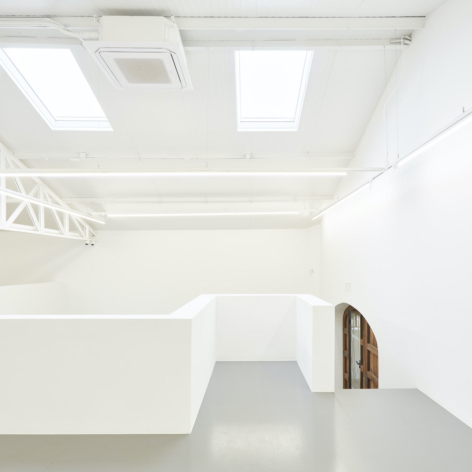 Interior blanco con lucernarios, Gathering Ibiza