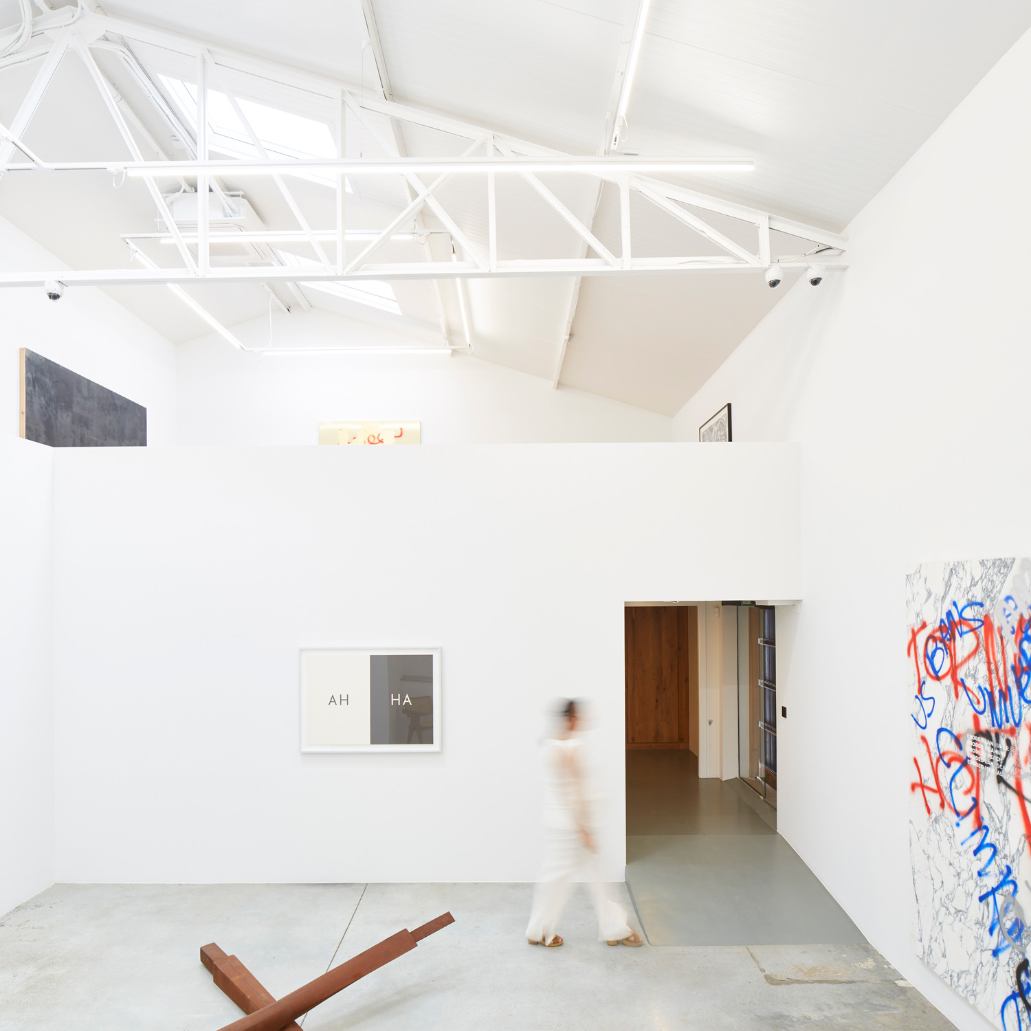 Sala de galería con obras expuestas, Gathering Ibiza