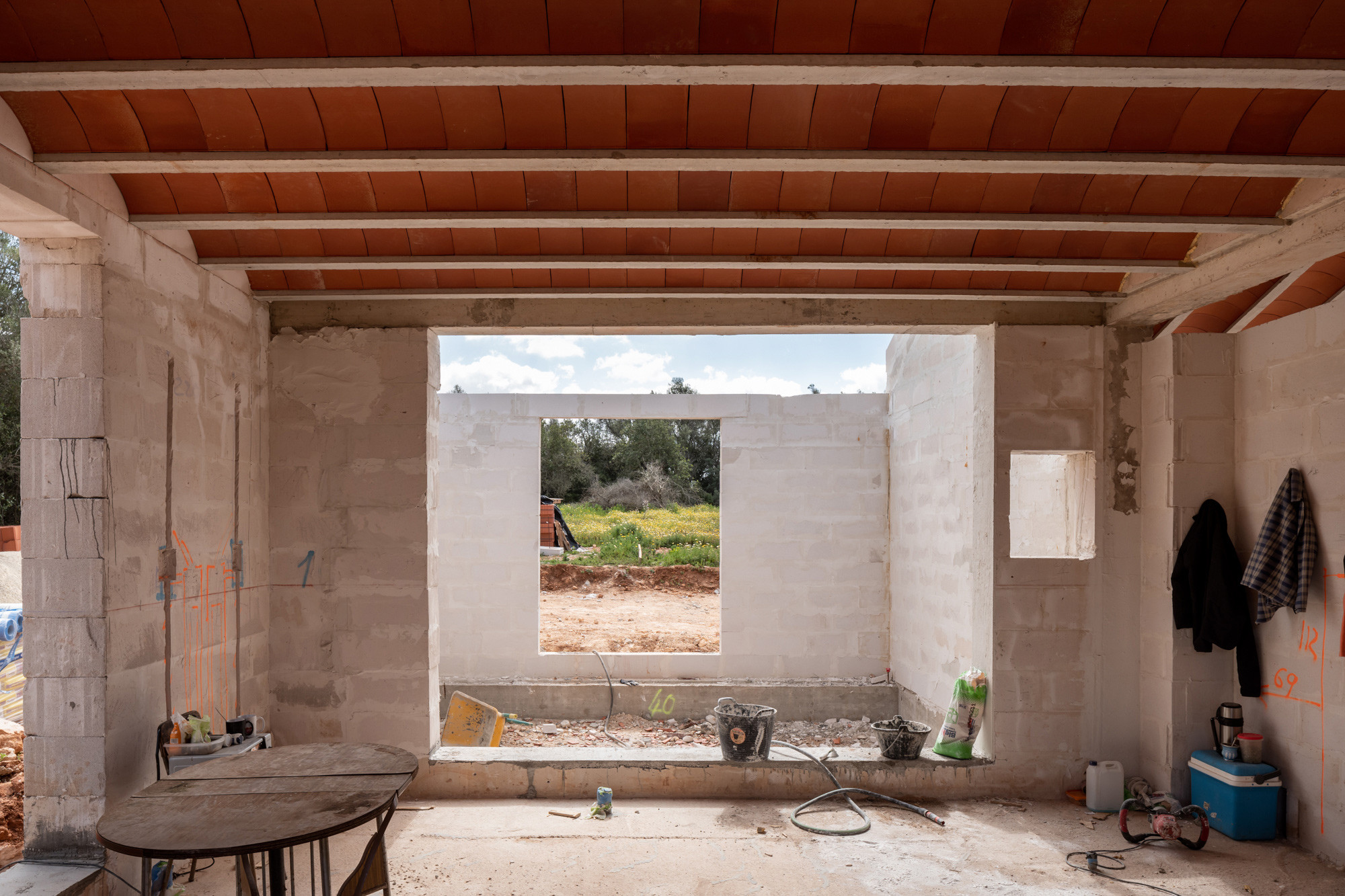 Vano interior en obra con vistas al paisaje, Son Maig, Mallorca