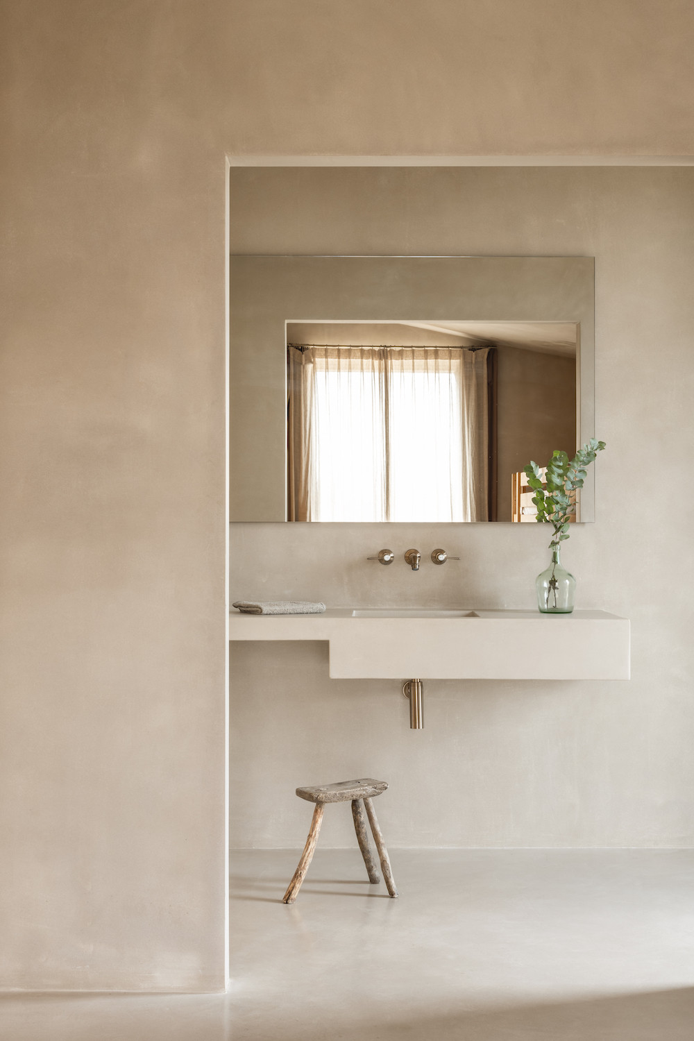 Baño con lavabo de piedra y espejo integrado, Ca Na Lola, Mallorca