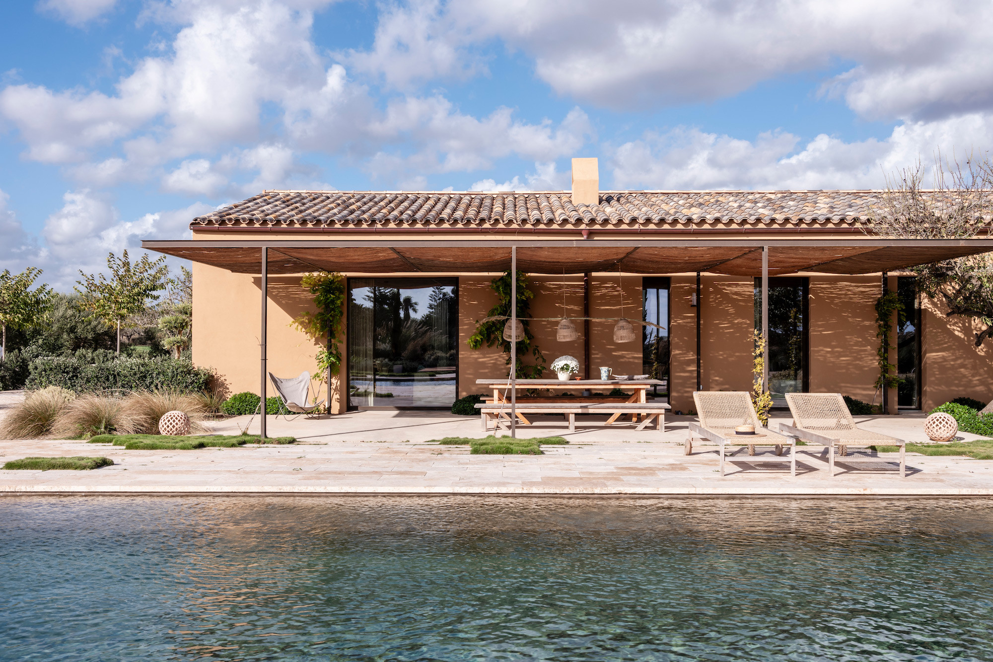 Piscina y fachada de vivienda Passivhaus Plus, Ca Na Lola, Mallorca
