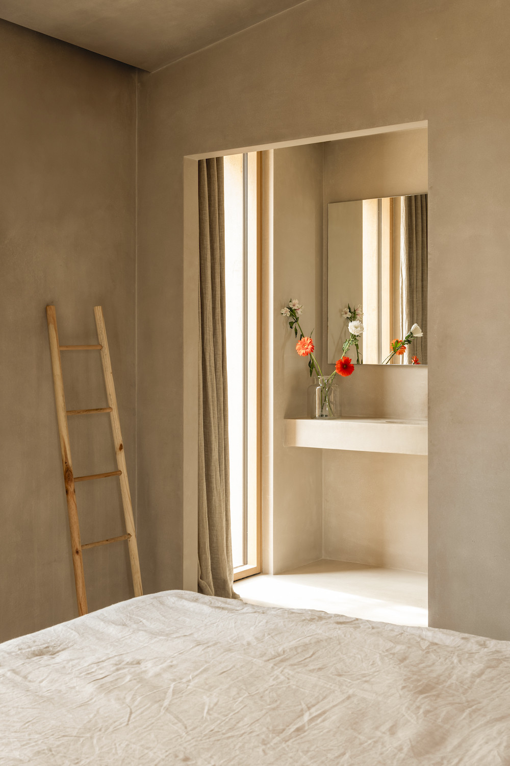 Rincón de baño con espejo y flores, Ca Na Lola, Mallorca