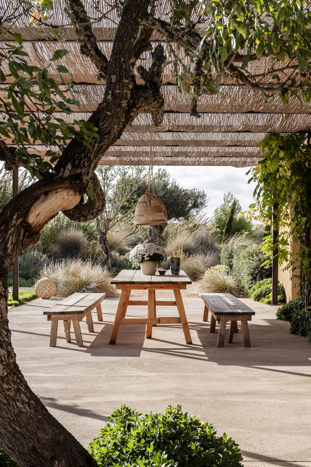 Porche exterior con mesa bajo pérgola, Ca Na Lola, Mallorca