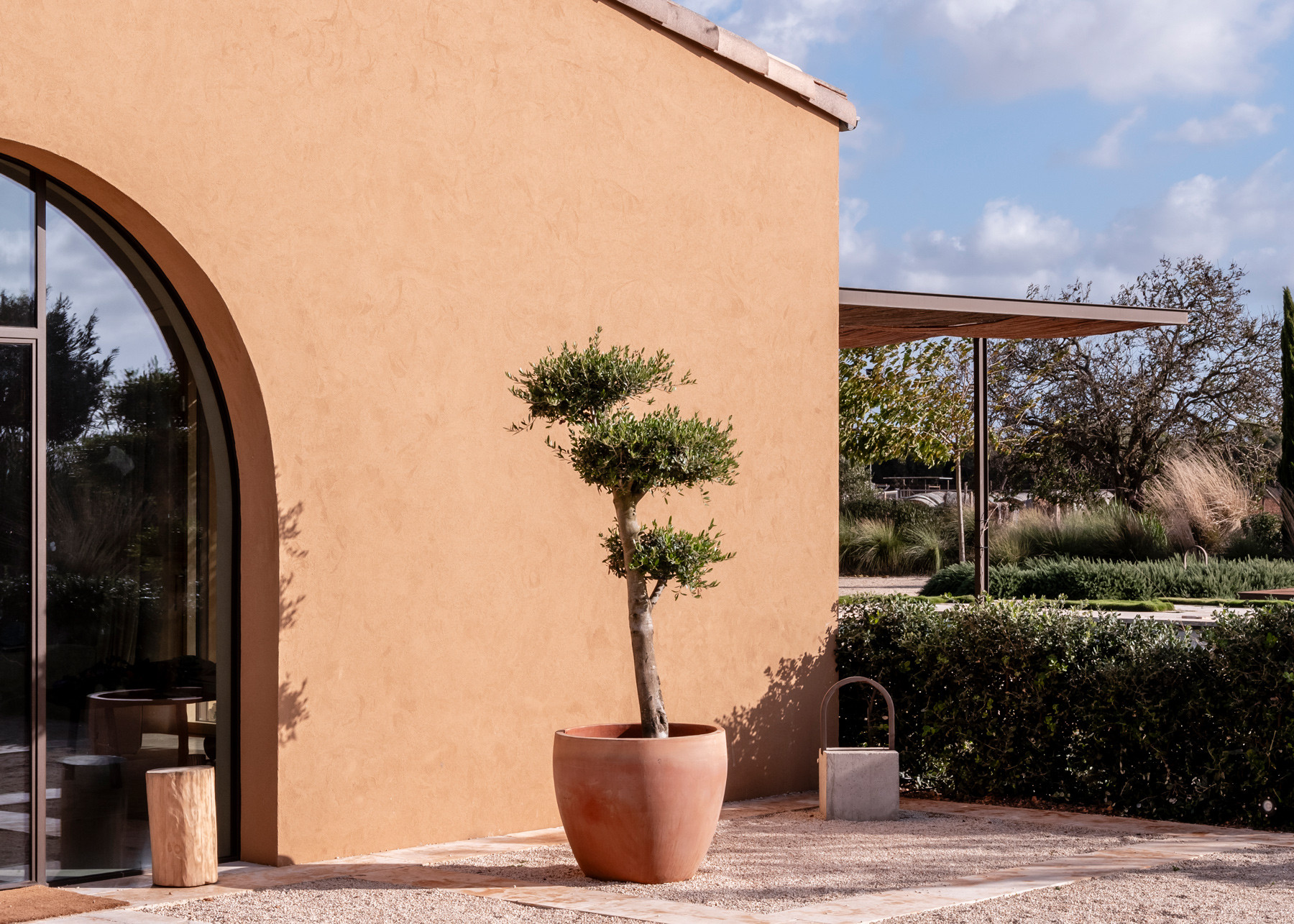 Fachada exterior con maceta de olivo, Ca Na Lola, Mallorca