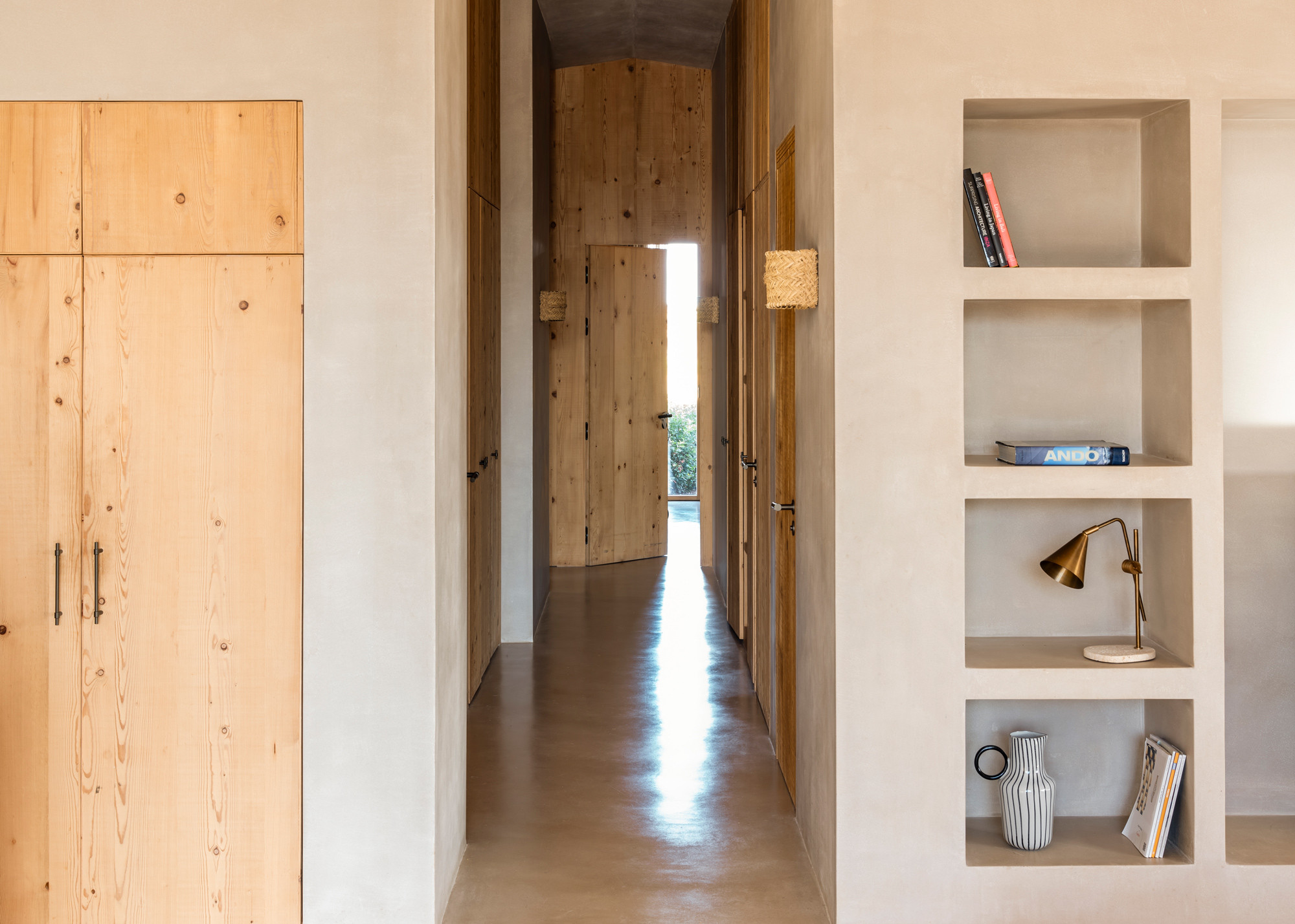 Pasillo interior con estanterías empotradas, Ca Na Lola, Mallorca
