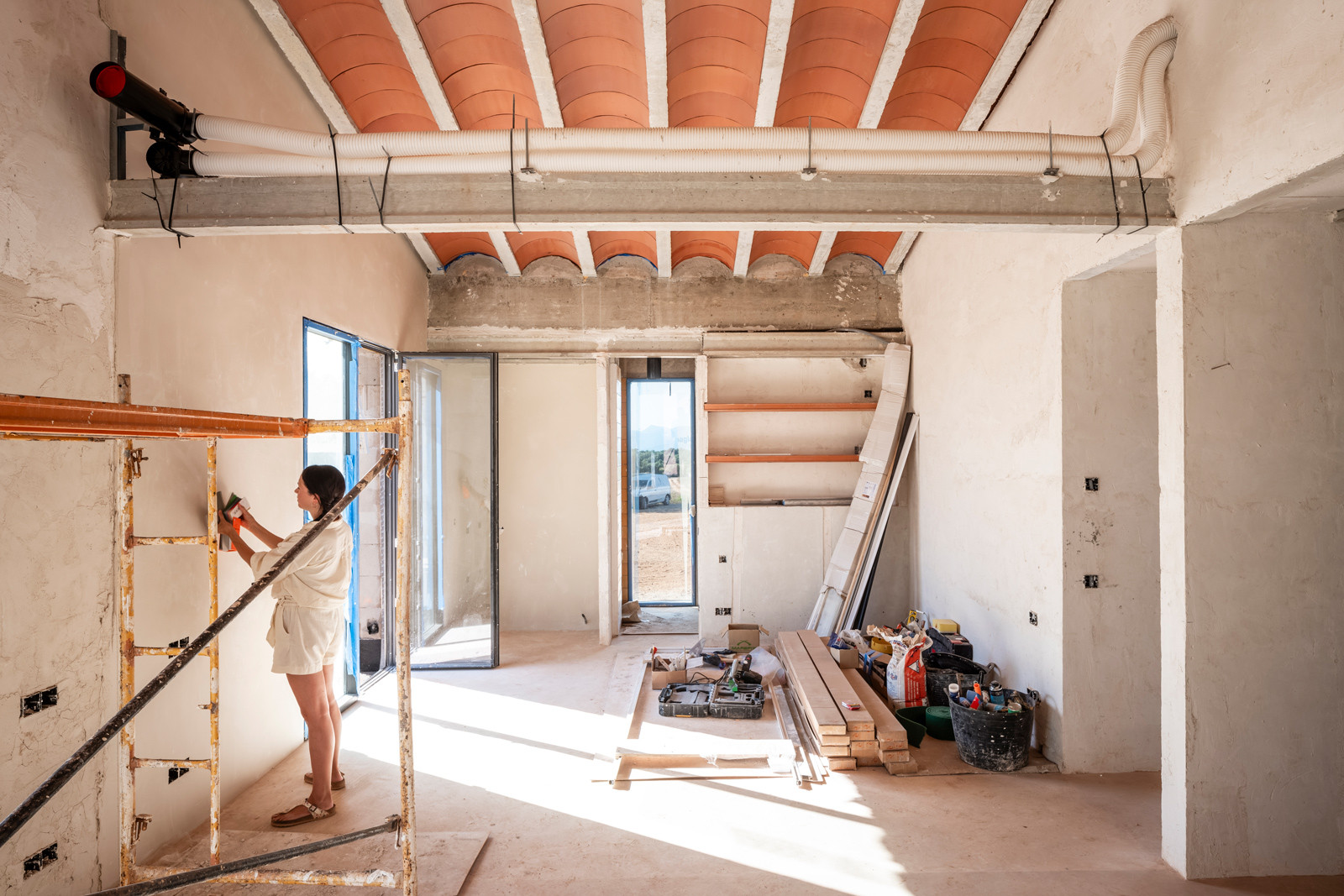 Interior en obra con forjado de vigueta y bovedilla cerámica e instalaciones vistas, Son Maig, Mallorca