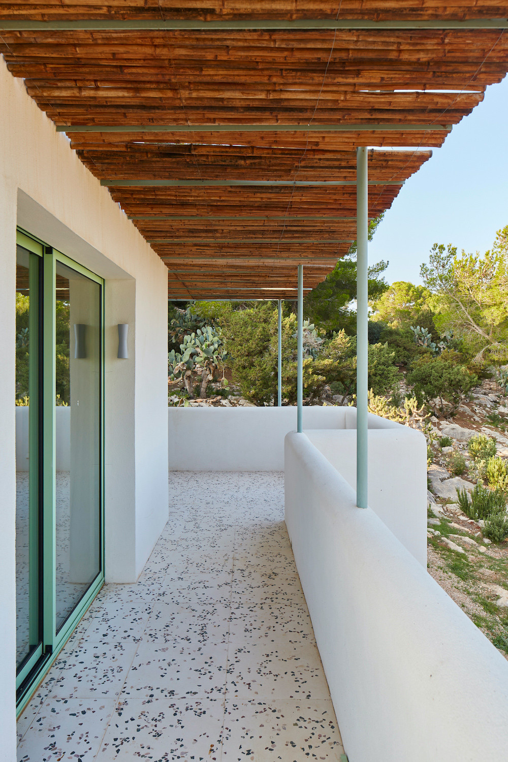 Pasillo exterior cubierto con cañizo, reforma Na Xamena, Ibiza