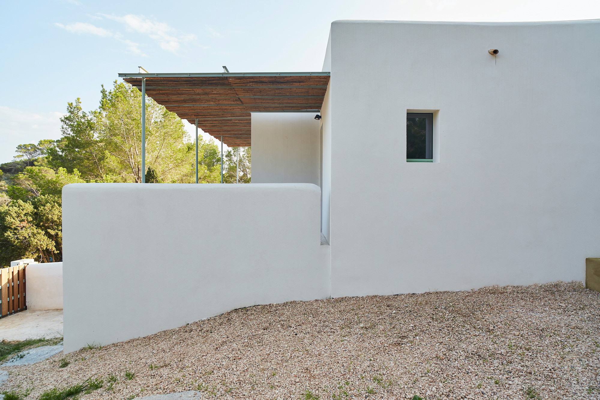 Volumen blanco con cubierta de cañizo, reforma Na Xamena, Ibiza