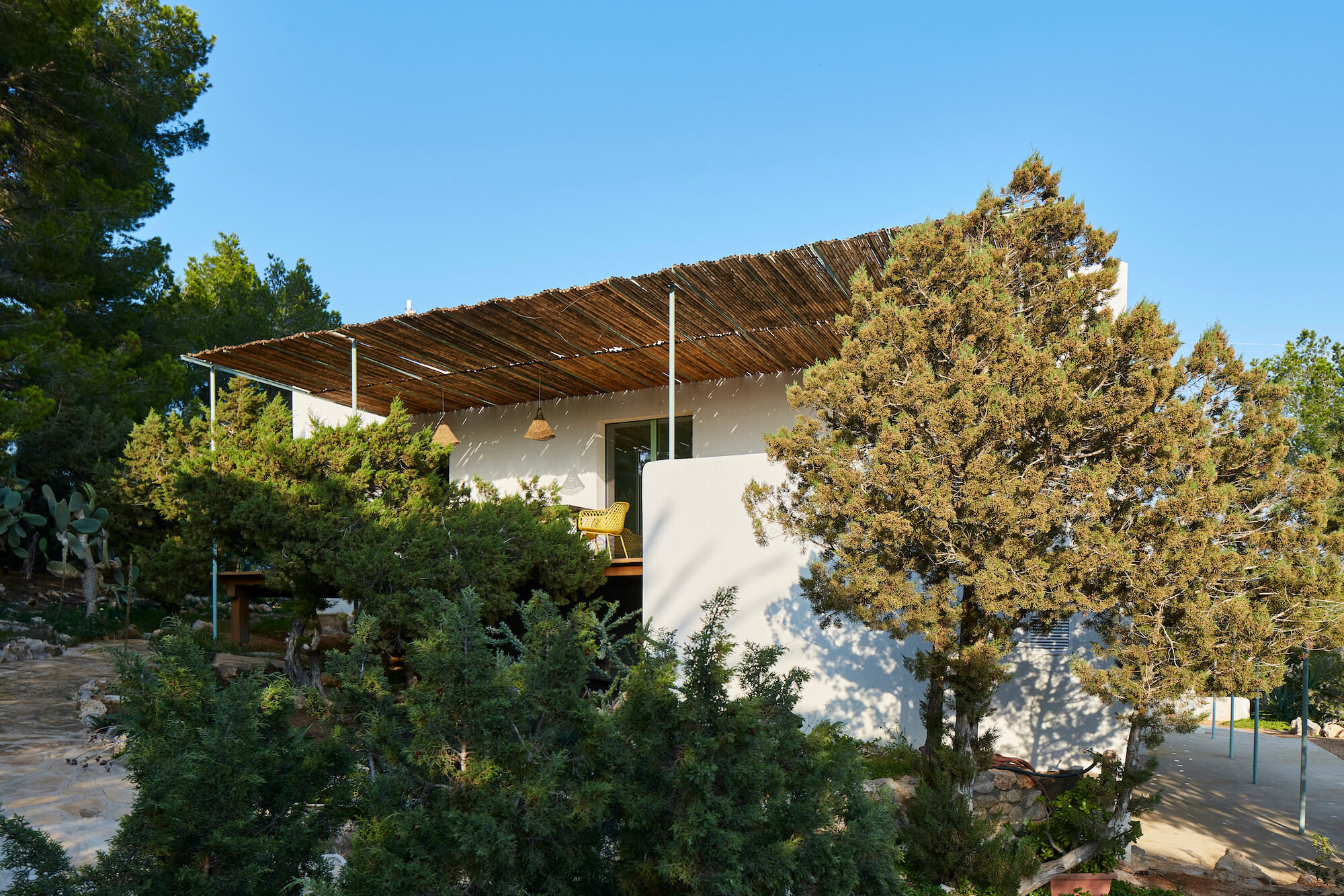 Reforma de vivienda en Na Xamena, Ibiza, con carpintería verde